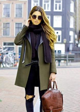 Женское у пальто из кожаным воротником1 фото
