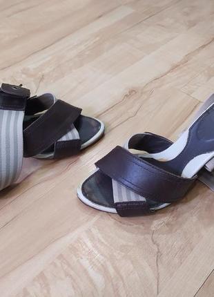 Босоніжки,, lewis,, в гарному стані.