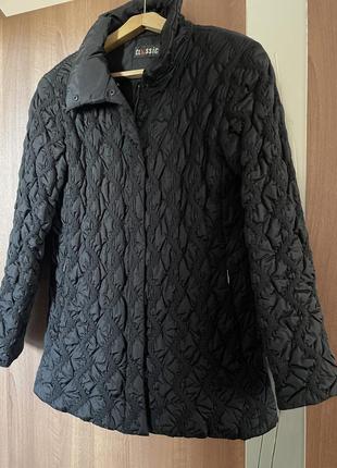 Весняна курточка.,чорного кольору.