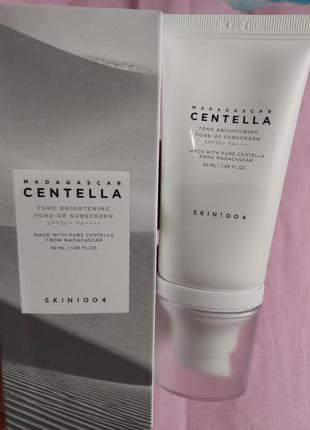 Skin1004 madagascar centella tone brightening tone-up sunscreen spf50+ pa++++ освітлюючий сонцезахисний крем 50 мл