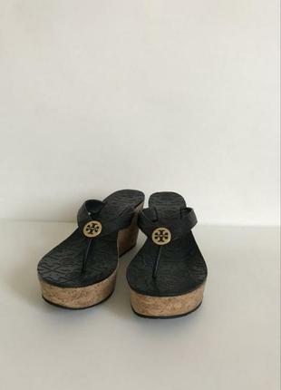 Шльопанці tory burch