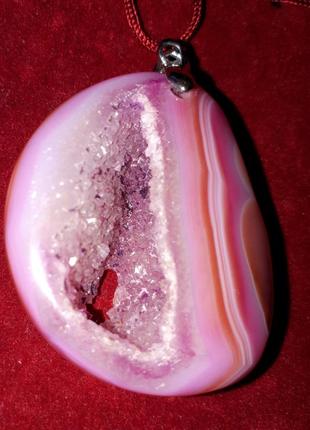 Эффектный крупный кулон подвеска натуральный камень жеода розовый агат