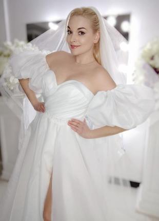 Весільна сукня з матової органзи зі шлейфом, розрізом та рукавами фонариками2 фото