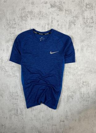 Nike running: синя футболка з рефлективними вставками для безпечного бігу