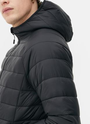 Стильная мужская стеганая куртка с капюшоном черного цвета4 фото