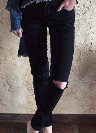 Черные джинсы с дырками на коленках1 фото