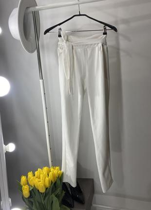 Білі штанці на весну та літо