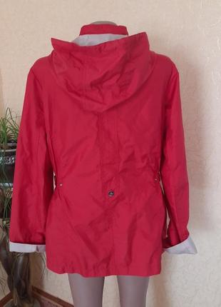Класная куртка ветровка в натуральном красном цвете.4 фото
