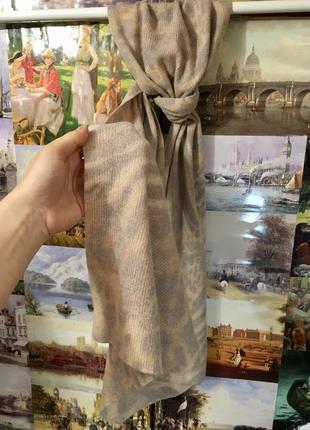 Шерстяной песочно-серый шарф в анималистический принт из ланы5 фото