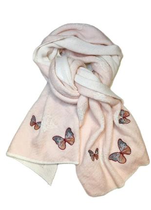 Теплий широкий ніжно-рожевий в'язаний шарф з метеликами
