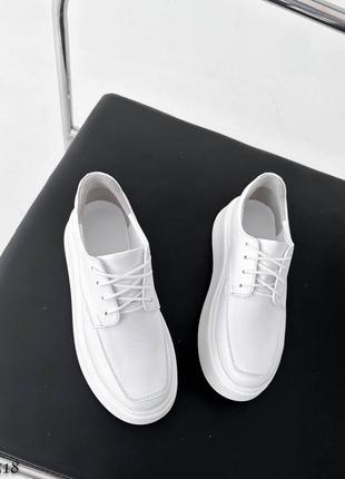 Натуральні шкіряні білі туфлі - броги - лофери на шнурівці на високій підошві5 фото