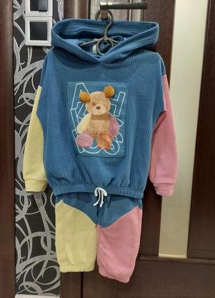 Стильный костюм с мишкой в мягкий рубчик via girls 5-7 лет