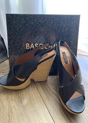 Кожаные босоножки basconi