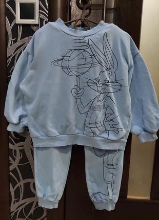 Стильный костюм с кроликом looney tunes от h&m голубого цвета 6-8 лет