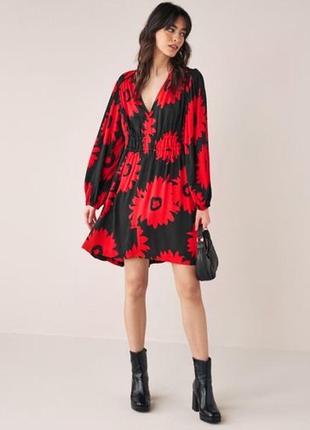 Сукня вільного фасону з обʼємними рукавами і принтом великих, червоних квітів1 фото