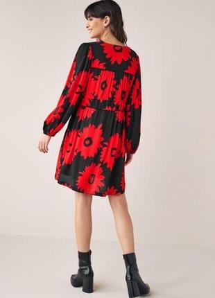 Сукня вільного фасону з обʼємними рукавами і принтом великих, червоних квітів2 фото