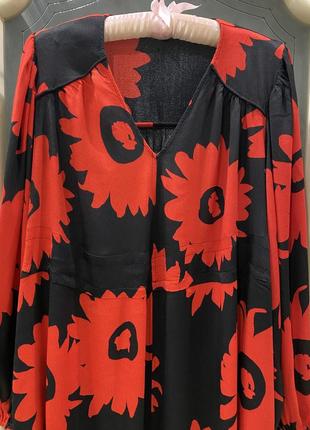Сукня вільного фасону з обʼємними рукавами і принтом великих, червоних квітів4 фото