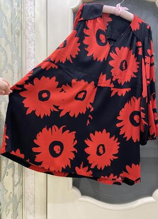 Сукня вільного фасону з обʼємними рукавами і принтом великих, червоних квітів7 фото