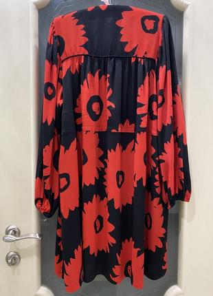 Сукня вільного фасону з обʼємними рукавами і принтом великих, червоних квітів8 фото