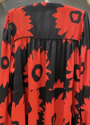 Сукня вільного фасону з обʼємними рукавами і принтом великих, червоних квітів9 фото