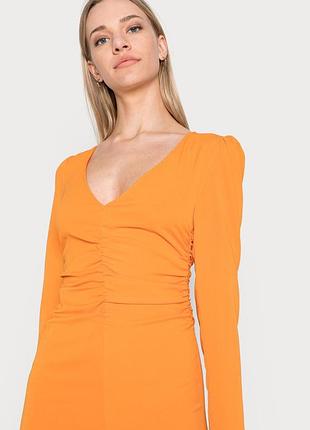 Легка сукня з довгим рукавом