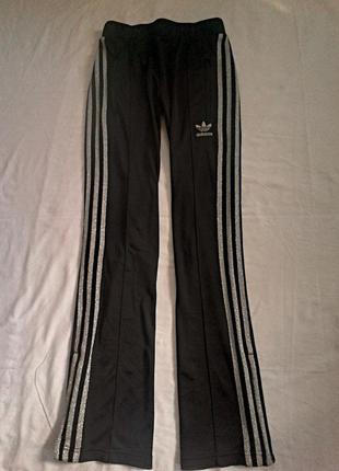 Adidas. модные черные с блестящими серебристыми лампасами. s/m