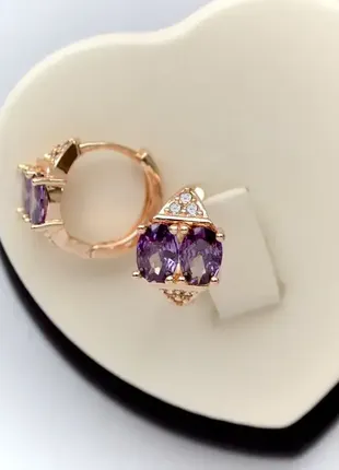 Сережки-кільця з фіолетовими цирконами xuping m&l. (медичне золото)1 фото