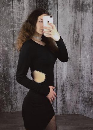 Чорна міні сукня з вирізами на талії10 фото