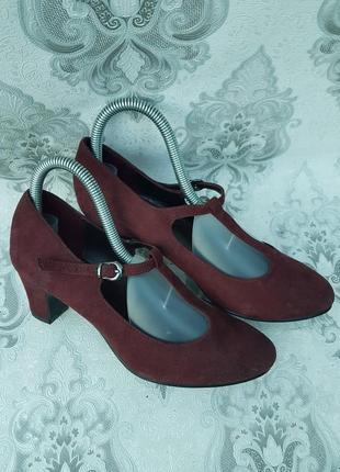 Туфельки акуратні класичні стильні на невеликих підборах кольору марсала3 фото