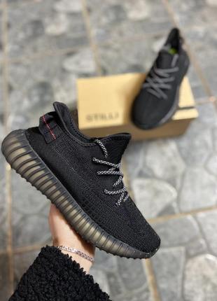 Чорні кросівки yeezy