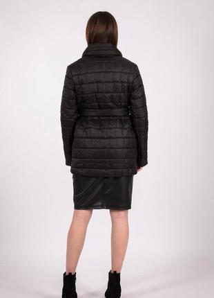 Куртка коротка жіноча чорна молодіжна плащівка лаке з кишенями спереду, пояс на зав'язці короткий актуаль2 фото
