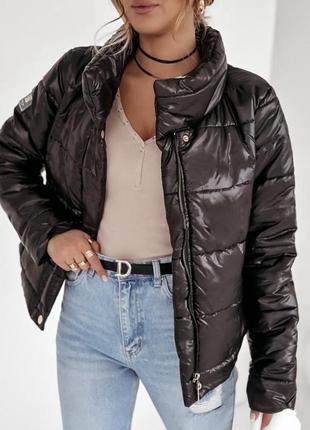 Женская теплая стеганная черная лакированная курточка куртка на змейке с карманами2 фото
