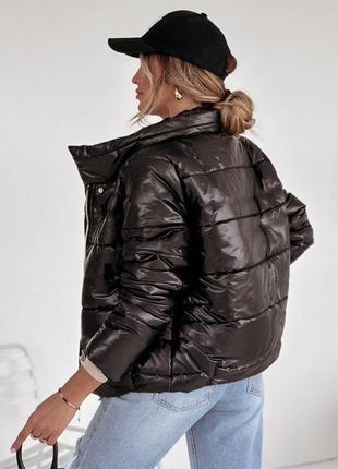Женская теплая стеганная черная лакированная курточка куртка на змейке с карманами5 фото