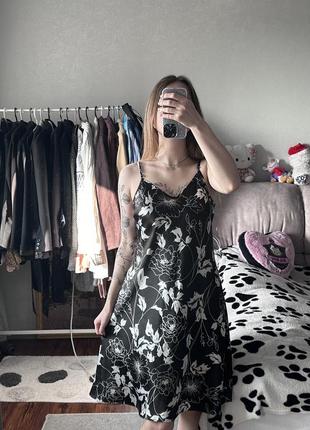 Атласне плаття у квітковий принт4 фото