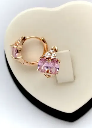 Сережки-кільця з рожевими кристалами xuping m&l. (медичне золото)