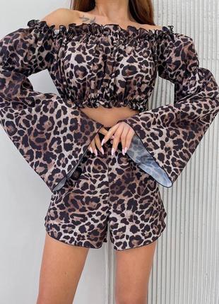 Женский леопардовый костюм в принт леопарда со свободными шортами на высокой посадке с топом с длинным свободным рукавом с открытыми плечами10 фото