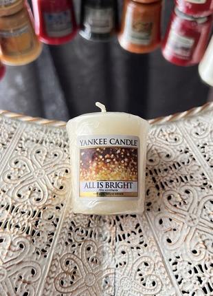 Ароматична свічка yankee candle новорічна all is bright вотивна1 фото