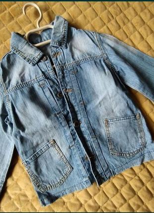 Джинсова сорочка. ми носили і як курточку .на вік 4 - 5 років,довжина 45,5 см,ширина 37 - 38 см,плечі 30 см,довжина рукава 41 см.