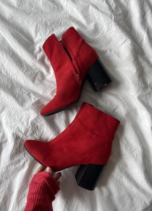 Червоні яскраві черевики на підборах 37 чоботи каблуки червоний10 фото