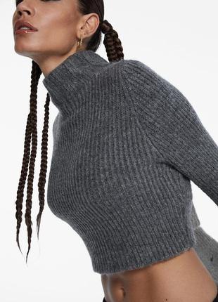 Серый укороченный свитер с высокой горловиной3 фото