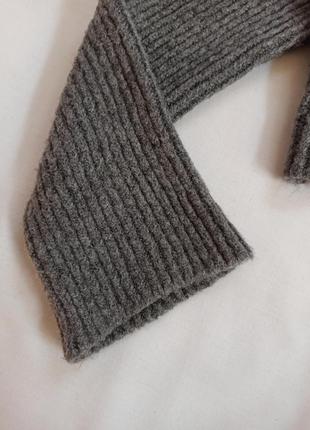 Серый укороченный свитер с высокой горловиной6 фото
