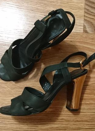 Натуральные босоножки польской фирмы с золотыми каблуками