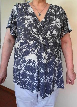 Летняя блуза с эффектной сборкой на груди. батал