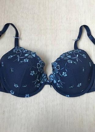 Красивий бюстгальтер з вишивкою