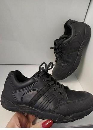 Чорні шкіряні туфлі спортивного стилю