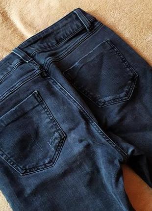 Базовые черно серые укороченные джинсы скинни с потертостями6 фото
