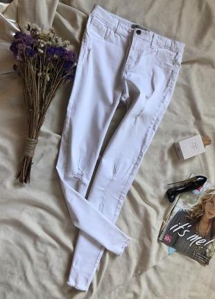 Актуальные белые штаны , белые скинни с рваностями denim&co