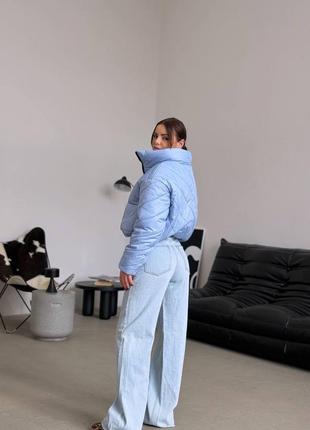 Укороченная стеганная куртка с воротником стойкой и накладными карманами5 фото