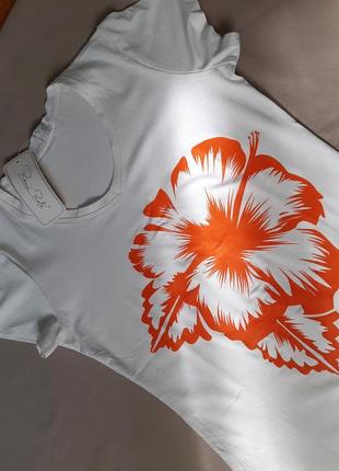 Женская белая футболка с гавайским цветком2 фото