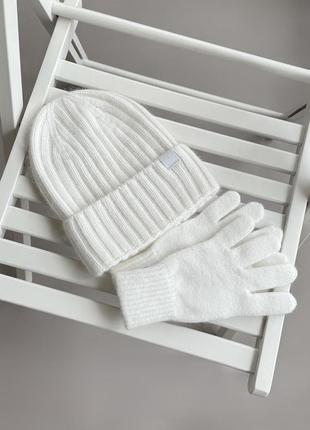 Тепла жіноча біла шапка з ангорою і вʼязані рукавички